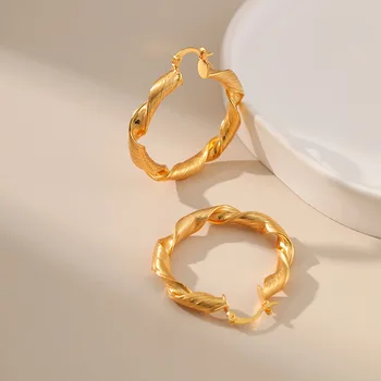 Покрытые медью 18-каратное золото Европа И Соединенные Штаты Уникальные дизайнерские серьги в форме скручивания, популярные ювелирные изделия для женщин